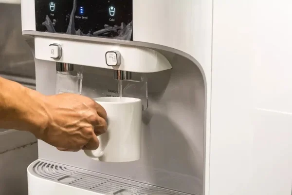 Có nên mua máy lọc nước nóng lạnh? Lưu ý khi chọn mua máy